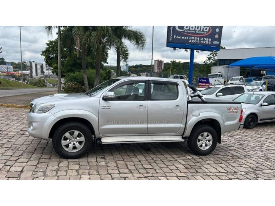 TOYOTA - HILUX - 2013/2013 - Prata - R$ 126.000,00