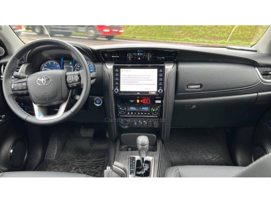 TOYOTA - HILUX SW4 - 2025/2025 - Branca - R$ 387.000,00