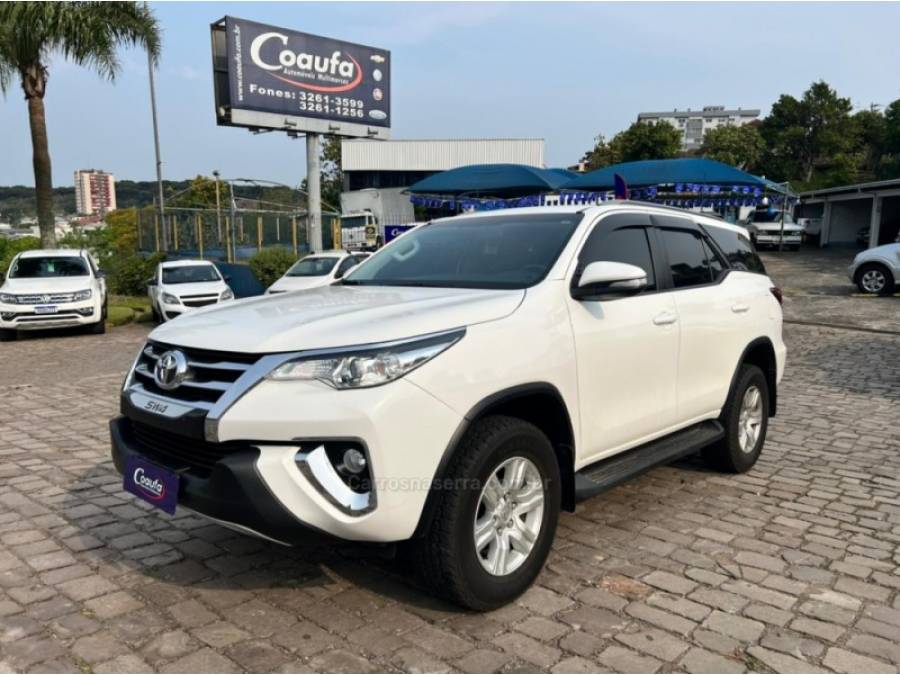 TOYOTA - HILUX SW4 - 2017/2017 - Branca - R$ 178.000,00