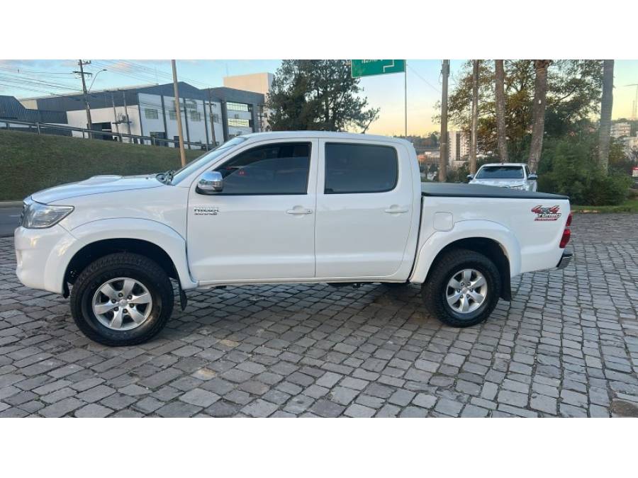 TOYOTA - HILUX - 2013/2014 - Branca - R$ 141.000,00