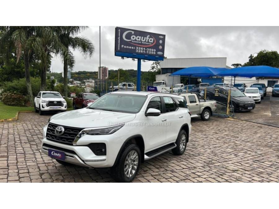 TOYOTA - HILUX SW4 - 2025/2025 - Branca - R$ 387.000,00