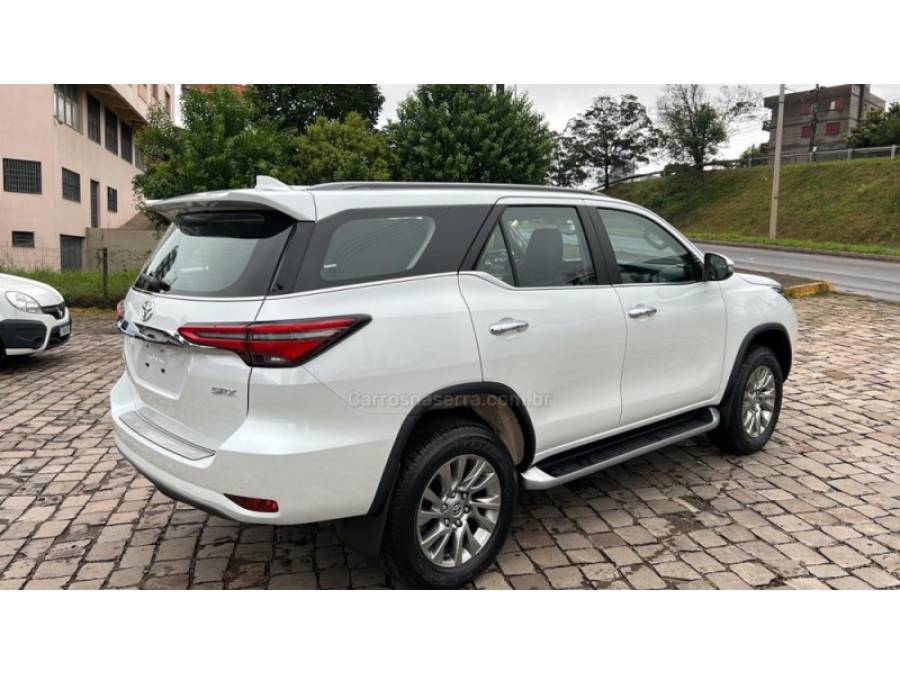 TOYOTA - HILUX SW4 - 2025/2025 - Branca - R$ 387.000,00