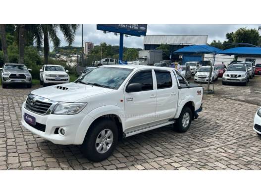 TOYOTA - HILUX - 2013/2014 - Branca - R$ 153.000,00