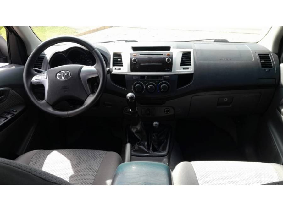 TOYOTA - HILUX - 2014/2014 - Prata - R$ 108.000,00