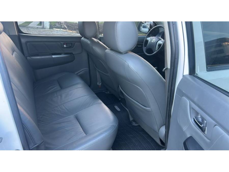 TOYOTA - HILUX - 2013/2014 - Branca - R$ 141.000,00