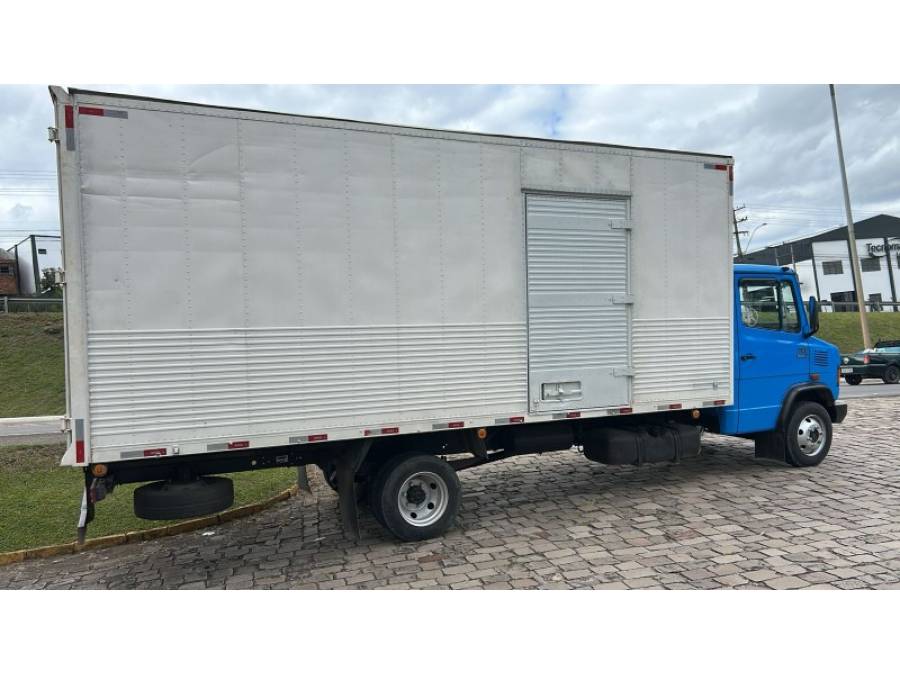 MERCEDES-BENZ - 710 PLUS - 2001/2001 - Azul - R$ 132.000,00