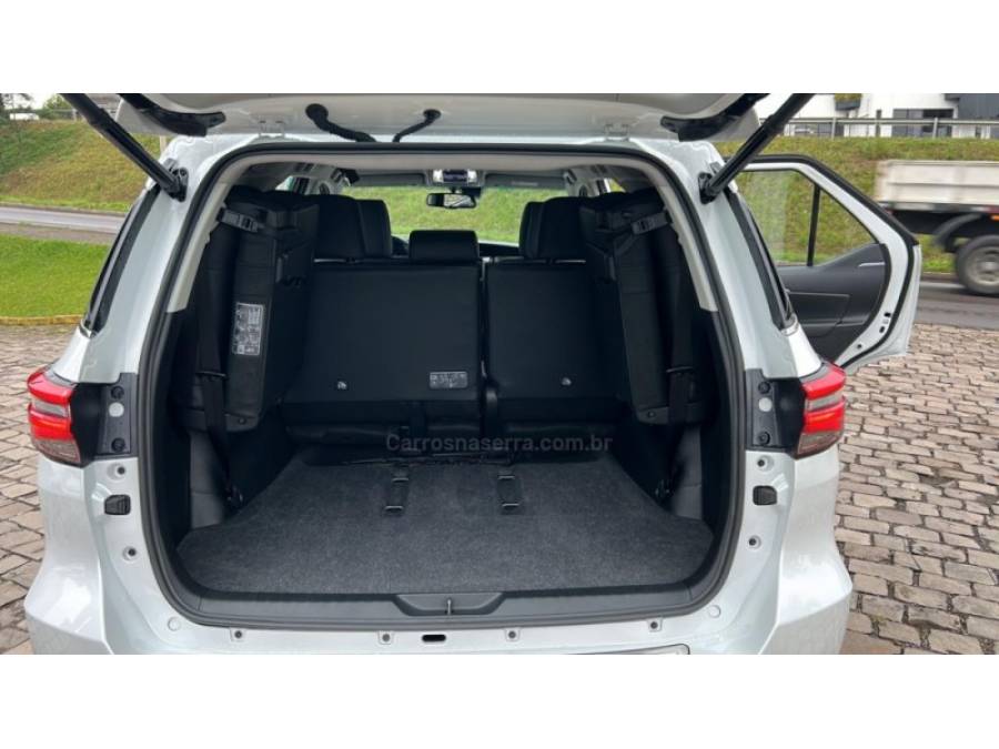 TOYOTA - HILUX SW4 - 2025/2025 - Branca - R$ 387.000,00