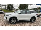 TOYOTA - HILUX SW4 - 2025/2025 - Branca - R$ 387.000,00