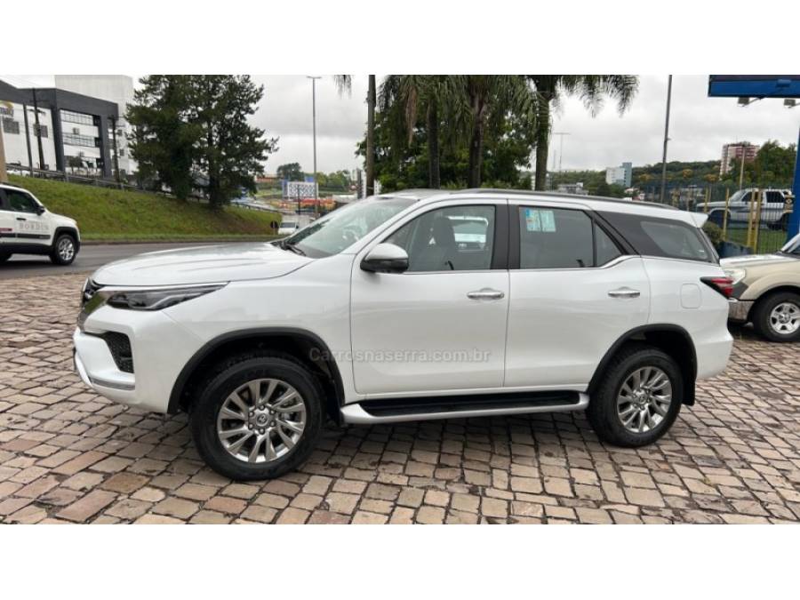 TOYOTA - HILUX SW4 - 2025/2025 - Branca - R$ 387.000,00